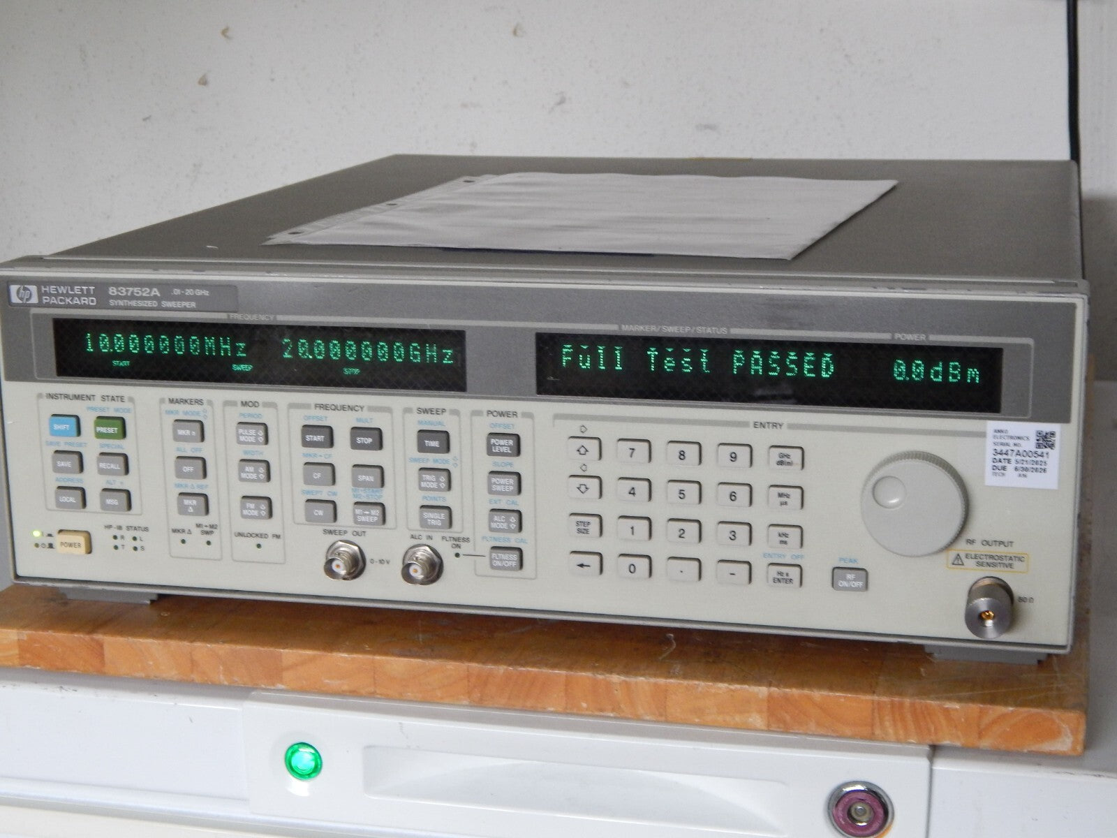 AT HP 83752A .01-20GHz Synthesized Signal Sweeper w/opt. 1E1 & cal. w/data AT HP 83752A .01-20GHz Synthesized Signal Sweeper w/opt. 1E1 & cal. w/data